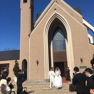 チャペルの正面入り口。ゲストが花びらを投げて祝福してくれる。