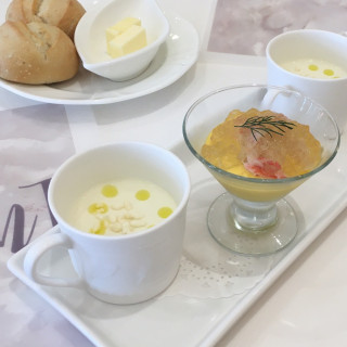 ジャガイモのポタージュに、にんじんムースとズワイ蟹のジュレ