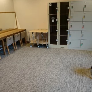 親族控え室でロッカールームがあり荷物が預けられます。