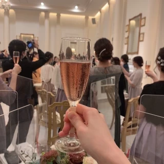 天井が高く広く感じる会場。感染対策のクリアボードあり。