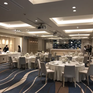 フレンチブルーの会場。写真よりも鮮やかな青