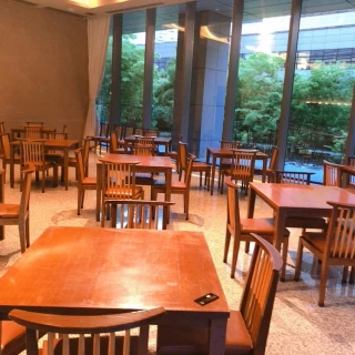 会場からは日本庭園が望めます。窓があることで圧迫感なし