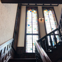 ステンドグラスが写真映えする二階の挙式会場に通じる階段