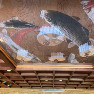 会場の天井には印象的な鯉の絵がありました