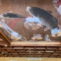 会場の天井には印象的な鯉の絵がありました
