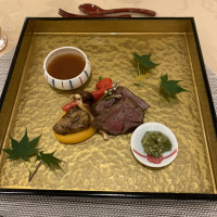 お肉は柔らかく松茸も添えられ豪華な一品