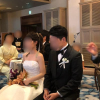 主賓のご挨拶ムービーを見る新郎新婦