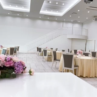 白い披露宴会場