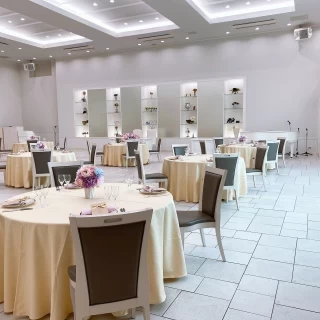 白い披露宴会場
