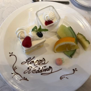 ウェディングケーキにパンナコッタと季節のフルーツを添えて