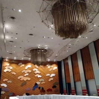 ホテルらしい披露宴会場（窓なし）