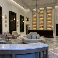 天井が高く広々！装飾も自由にしてOKとのこと。