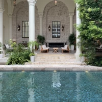 プールとゆっくりできるソファーがあります