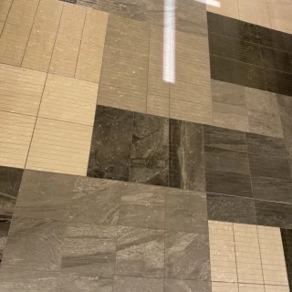 チャペル赤レンガ調
水が流れています