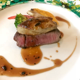 メイン料理
プレミアム黒毛和牛
フォアグラ　トリュフ