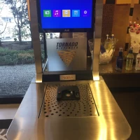 待合ラウンジのトルネードサーバー(私が飲みたかった…)