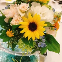 テーブルの花(写真の邪魔にならないよう低めの花を依頼)