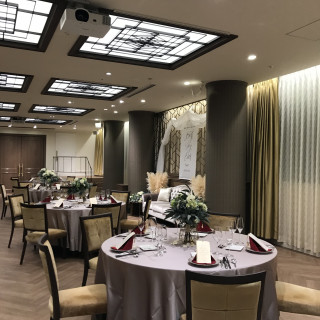 大人っぽい雰囲気の披露宴会場