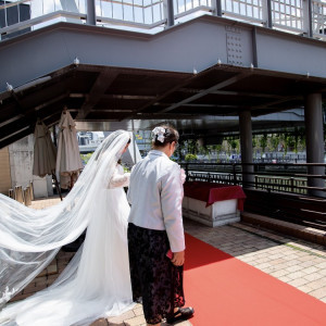 長めのバージンロード♡|568779さんの8G Horie RiverTerrace Weddingの写真(1085129)