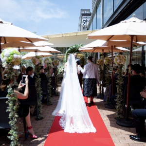 バージンロード白と迷いましたがやっぱり赤にして正解でした♡|568779さんの8G Horie RiverTerrace Weddingの写真(1085121)