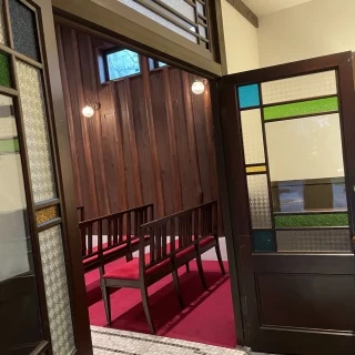 挙式会場入り口のスタンドグラスも素敵です