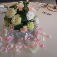 ゲストテーブルは周りに花びらを置き可愛らしくしました