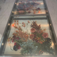 バージンロードにはガラス張りの床に花が敷き詰められています