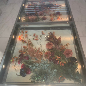 バージンロードにはガラス張りの床に花が敷き詰められています|568914さんのGRANADA SUITE 福岡(グラナダスィート福岡)（営業終了）の写真(1098885)