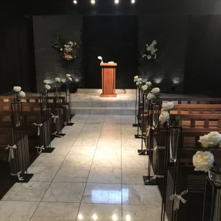 挙式会場です。神父さんの後ろの壁は滝みたいになってました。