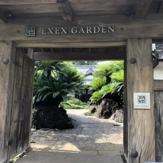 歴史のある建物を移築した門だそうで、かっこいいです。