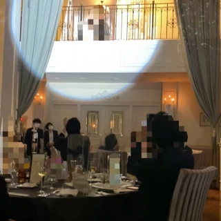 新郎新婦入場の写真です。階段から降りてきました。