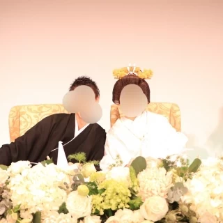 和装です。春の式だったので、卓の花も春の花で白が基調でした。