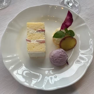 秋らしい季節のアイスが乗ったデザート♪