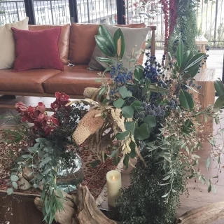 二人のイメージで飾られた装花が温かい雰囲気を演出しています