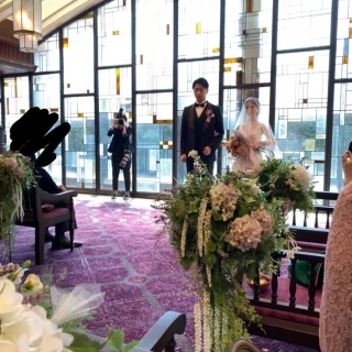 自然光が温かく、明るいチャペルでした