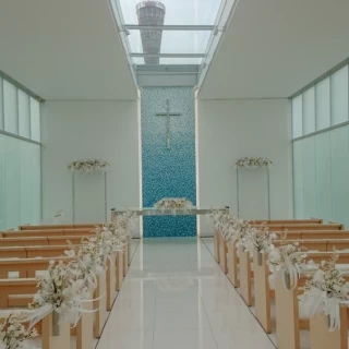 白と水色のチャペル