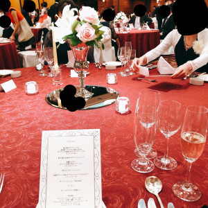 ゲスト卓。装花は中央に一つ
テーブル自体が広めでゆったり|569307さんの神戸ポートピアホテルの写真(1112087)