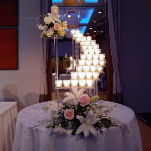 立派なキャンドルタワー装花もきれいです|569307さんの神戸ポートピアホテルの写真(1112088)