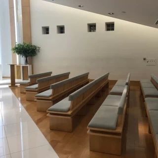 椅子が斜めに置かれています。