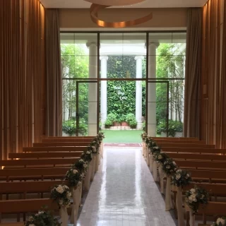 木の温もりが感じられる教会の背景