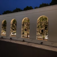 門から建物までの道。
夜はイルミネーションされていました