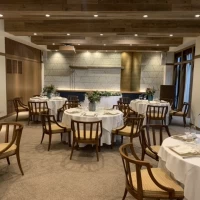 披露宴会場を入り口側から見た雰囲気