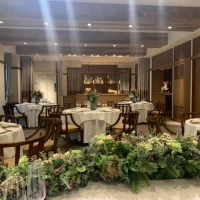 披露宴会場を新郎新婦側から見た雰囲気