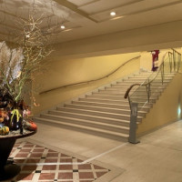 ブレストンコートの大階段
3月はミモザの装飾