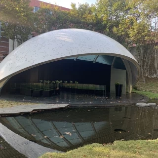 チャペル前に池があり、水面に映る姿も素敵。