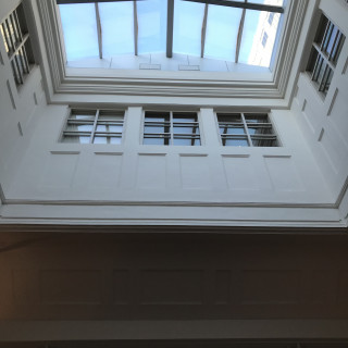 天井はガラスで自然光が入ります。