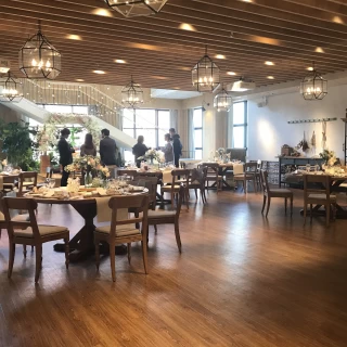 自然光の入る広々した会場でした。