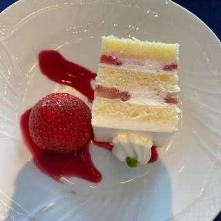 ウェディングケーキもおいしかったです。大きな苺が決め手です。