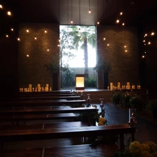 挙式会場の祭壇の後ろを開けることができるそうです