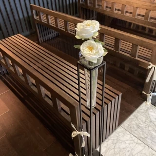 バージンロード横の装花(造花)